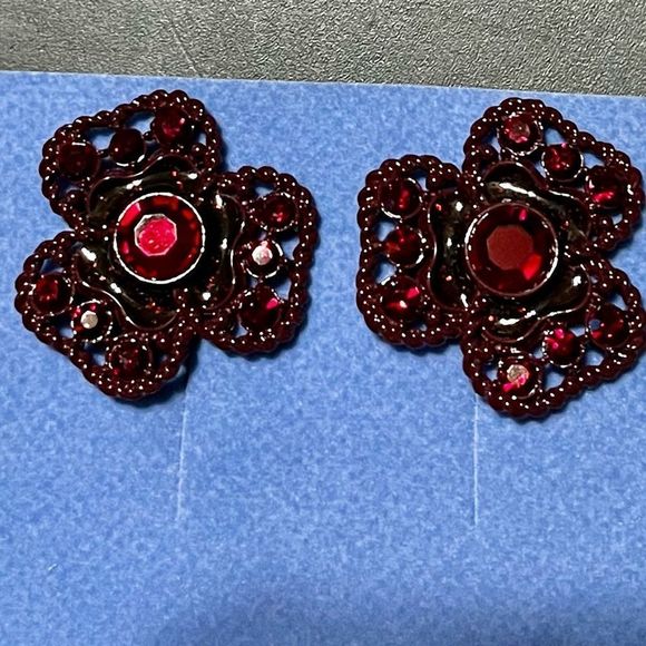 Avon Tonal Burgundy Flower Earrings‎ - Picture 1 of 4